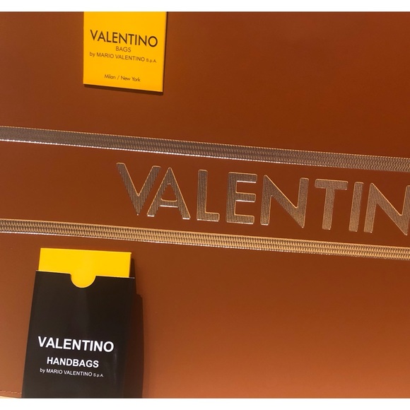 BNWT VALENTINO  VICTORIA LAVORO TOTE - Picture 7 of 16